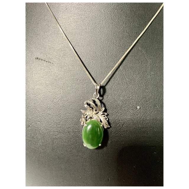 Green 1950s 18k White Gold Jade Pendant For Sale - Image 8 of 10