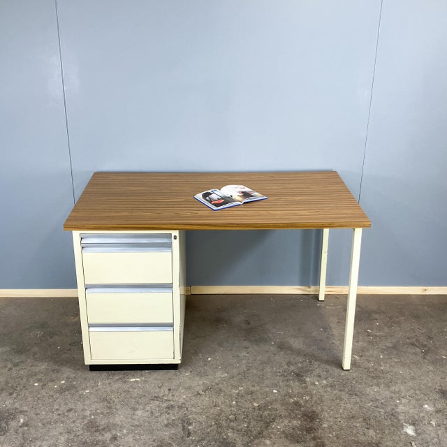 Iconic doctor's desk with a beautiful vintage patina. The drawer unit and the square steel tube frame are finished in...