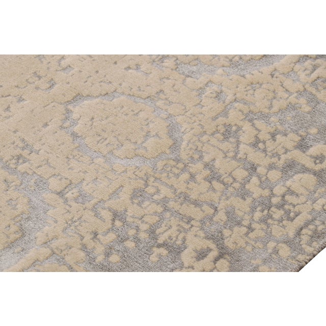 Rug & Kilim’s Modern Rug in Silver-Gray With Cream Abstract Patterns For Sale In New York - Image 6 of 8