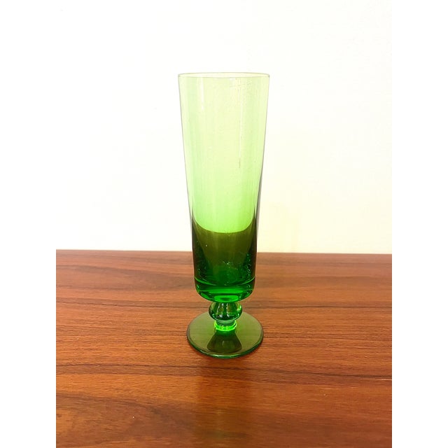 Four colors, a graphic silhouette, an irresistible seventies vibe. Bright green, amber yellow, neon green, and plum: these...