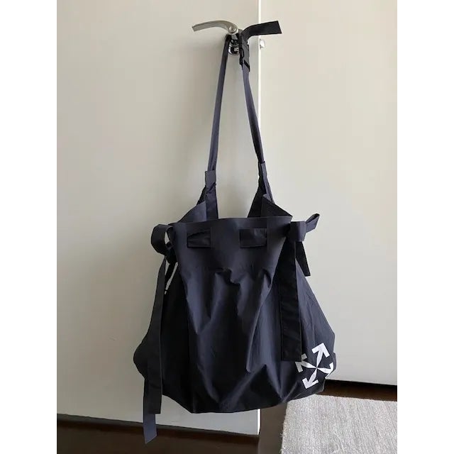 A collectible piece of luxury streetwear, this Off-White crossbody/shoulder bag embodies the late Virgil Abloh’s iconic...