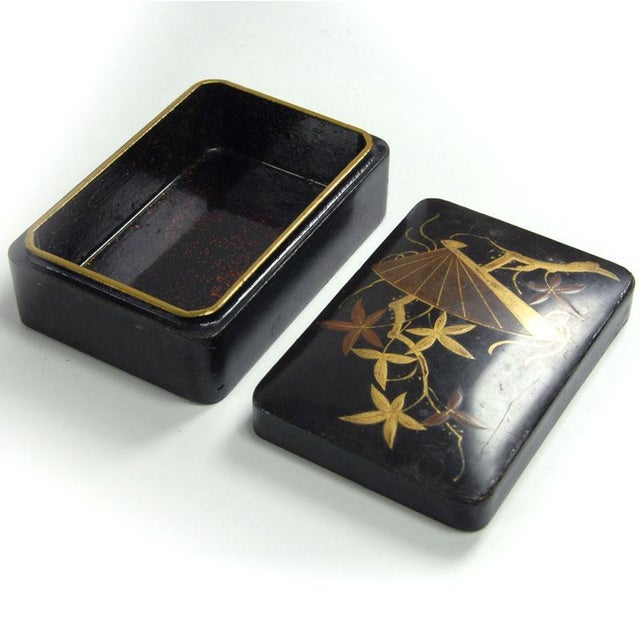 Small Japanese Hand-Painted Lacquered Lidded Box, 1900s For Sale - Image 5 of 10