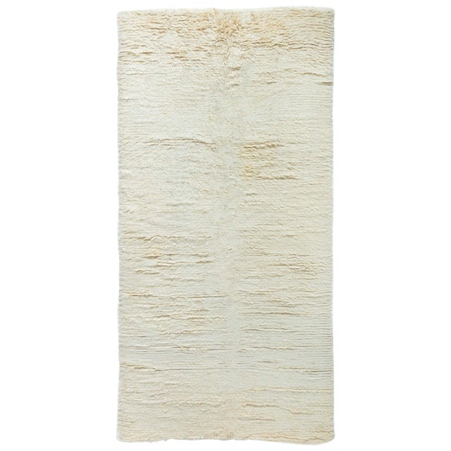 Doris Leslie Blau Vintage Moroccan Wool Rug – Soft Ivory with Subtle Texture For Sale
