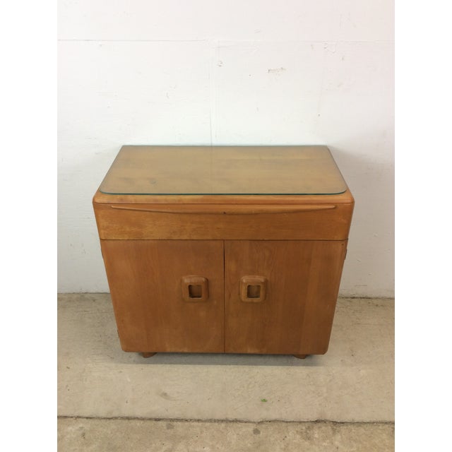 his mid century modern compact credenza by Heywood Wakefield features hardwood construction, original champagne finish,...