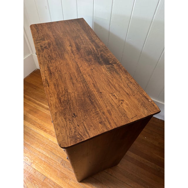 Early 19th Century American Chest of Drawers For Sale - Image 4 of 9
