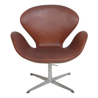 Vintage Swan Chair in Leather by Arne Jacobsen, 1969 For Sale