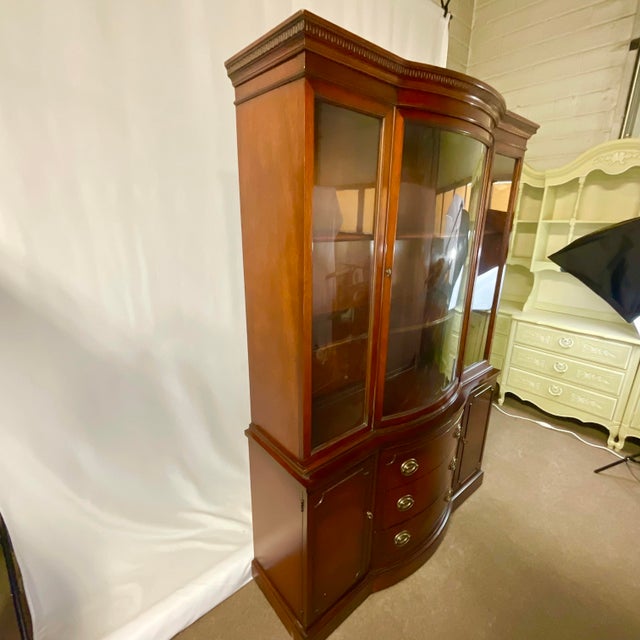 1950s Vintage Hepplewhite Chippendale Mahogany Drexel Travis Court Breakfront Hutch For Sale - Image 6 of 12