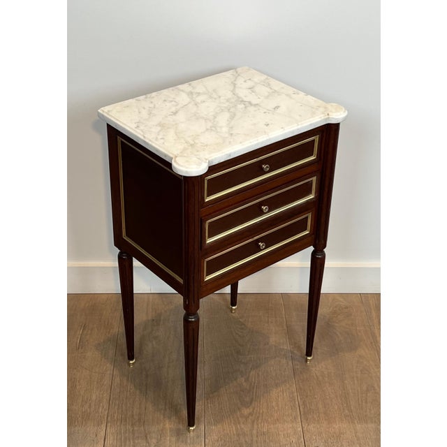 Maison Jansen 1940s Pair of mahogany and brass side tables or bedside tables with Carrara marble For Sale - Image 4 of 12