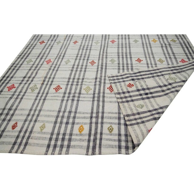 Mid 20th Century Vintage Embroidered Turkish Adana Kilim Rug- 6′8″ × 9′3″ For Sale - Image 5 of 7