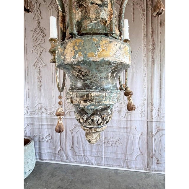 Mid 20th Century Mediteranean Style Italian Painted & Parcel Gilt Wood 12-Light Chandelier For Sale - Image 4 of 7