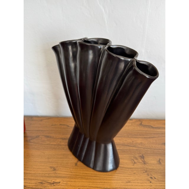 Art Deco Vintage Red Wing Pottery #416 Matte Black Fan Vase – Art Deco Sculptural Form – Usa For Sale - Image 3 of 9