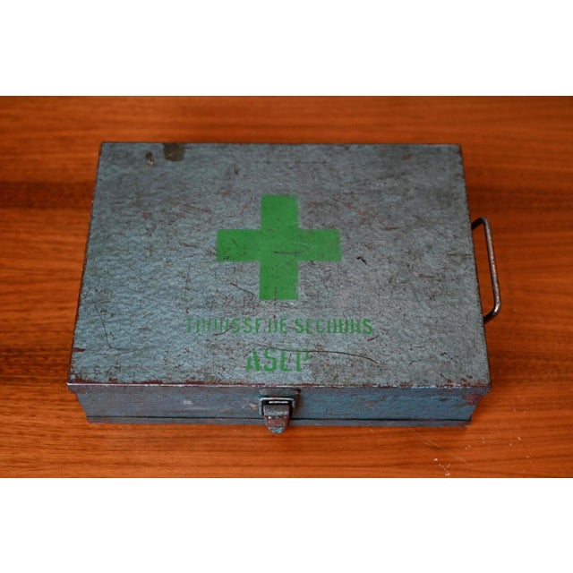 Vintage Hammered Metal First Aid Kit in Blue-Green from Asep, 1950s For Sale - Image 4 of 10