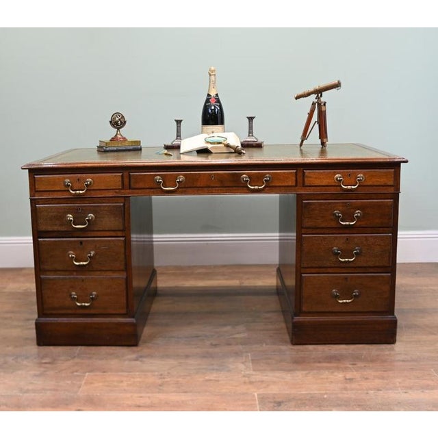 Victorian Pedestal Desk in Mahogany and Leather Top, 1880 For Sale - Image 3 of 9