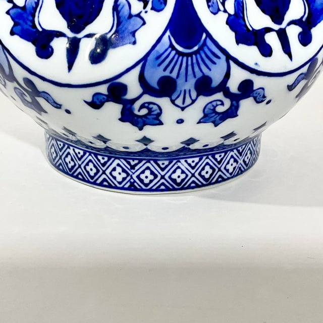 Mid 20th Century Vintage Hand Painted Hollywood Regency Chinoiserie Blue & White Vase, Six Sided For Sale - Image 5 of 7
