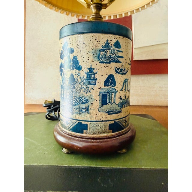 Chinoiserie 1980s Wildwood Tin Blue Willow Table Lamp For Sale - Image 3 of 12