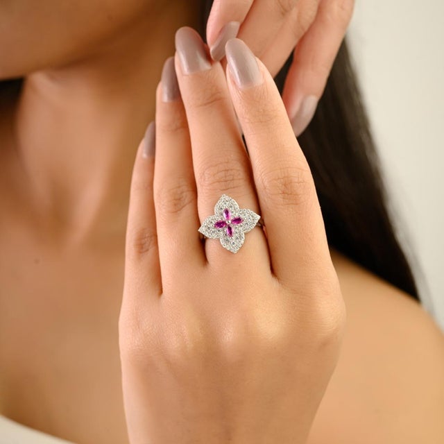 Elegant Clover Cluster Ring With Pink Cubic Zirconia in 925 Silver – Size 5 For Sale - Image 4 of 10