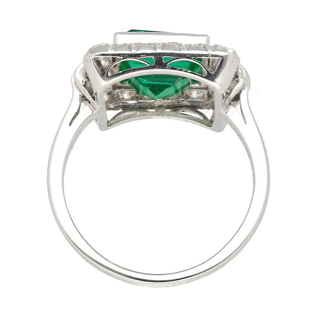 1960s 2.86 Carat Afghan-Chinese Minor Oil Emerald & Diamond Halo Ring in 18k Gold Size 6 For Sale In Miami - Image 6 of 11