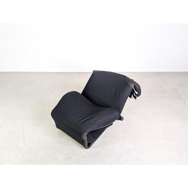 Wink Chair in Black and White Upholstery by Toshiyuki Kita for Cassina For Sale - Image 5 of 10