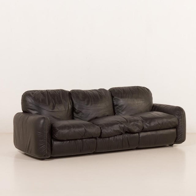 This vintage three-seater piumotto sofa was designed by arrigo arrigoni and made by busnelli in italy in the 1970s. It is...