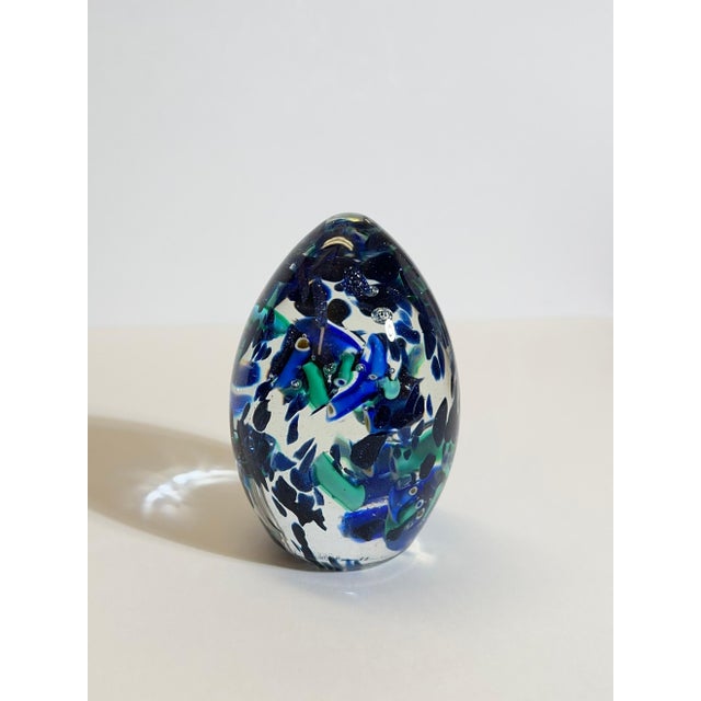 Murano Glass Egg Form Paperweight with Aventurine Inclusions, Italy, 1990s For Sale - Image 3 of 10