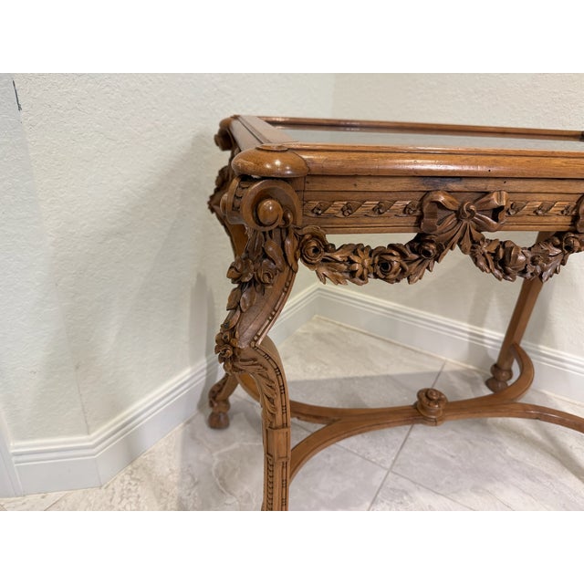 Late 19th Century French Louis XVI-Style Carved Glass-Top Walnut Display Table/Table De Curiosites For Sale - Image 4 of 5