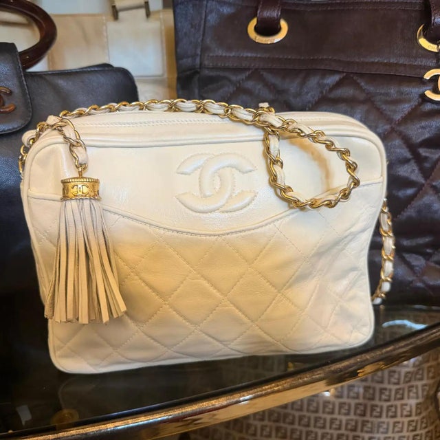 1980s A 1988 Iconic Chanel Matelasse Cream Lamb Skin Shoulder Bag For Sale - Image 5 of 18