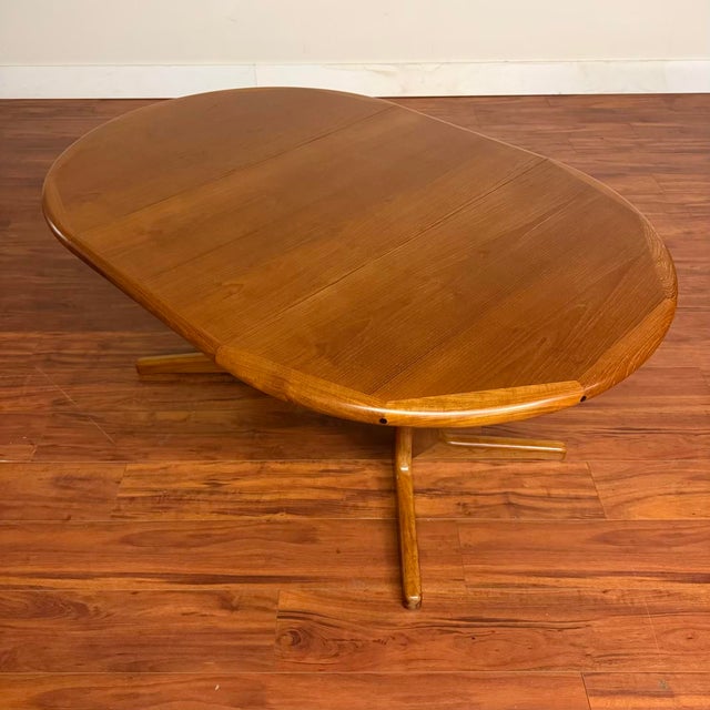 1960s Round Teak Pedestal Dining Table With 1 Leaf For Sale In Seattle - Image 6 of 9