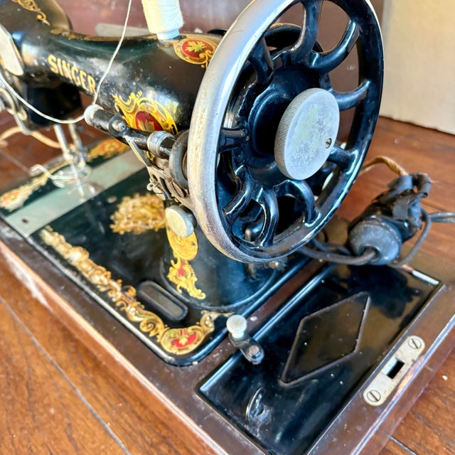 Singer & Sons Antique Singer 128 Electric Portable Sewing Machine, 1923 – Serial 2148292a G0521323 – Original Case, Key & Accessories For Sale - Image 4 of 12