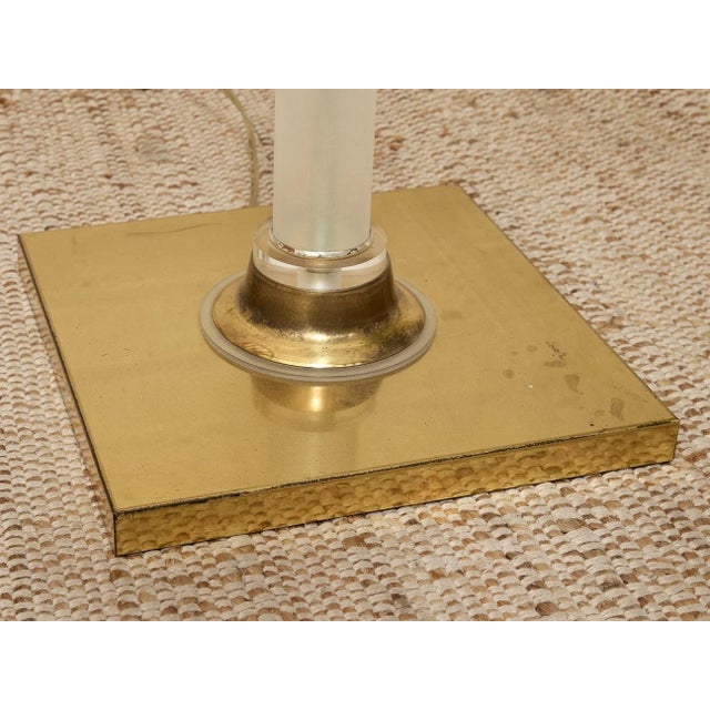 Vintage Hollywood Regency Lucite and Brass Floor Lamp With Built-in Table For Sale In Los Angeles - Image 6 of 8