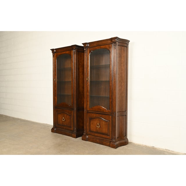 Davis Cabinet Co. French Regency Louis XVI Carved Cherry Wood Lighted Bookcase or Display Cabinet, Circa 1960s For Sale - Image 16 of 17