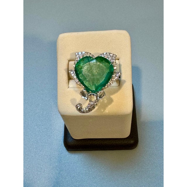 13 Ct Zambian Heart Cut Emerald & 1.5 Ct Diamond Ring, 18 Kt Gold Size 8.5 For Sale - Image 9 of 18