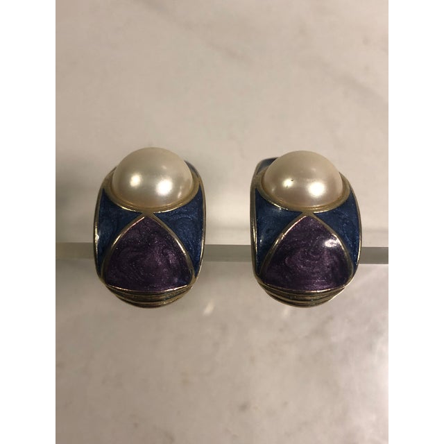 1980s Trifari Purple Blue Enamel Pearl Half Hoop Earrings, Pair For Sale - Image 10 of 10