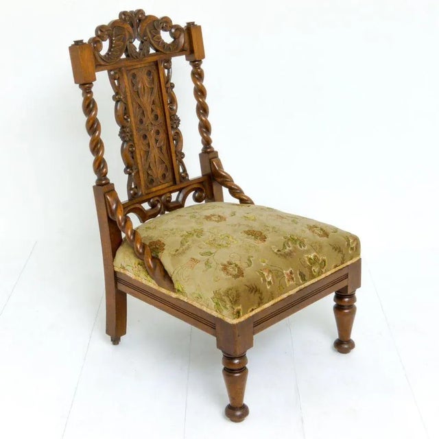 These unique 'Ladies & Gents' Victorian oak chairs feature beautifully carved crests and backs. The gents has spindled...