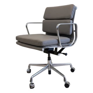 Eames for Herman Miller Aluminum Group Soft Pad Management Chair – Gray Leather For Sale