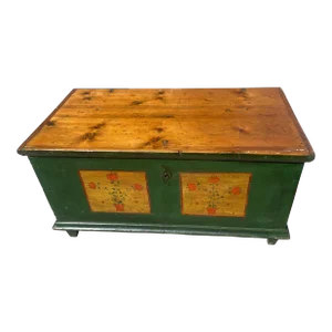 Late 19th Century Pennsylvania Dutch Forrest Green and Natural Wood Hope Chest