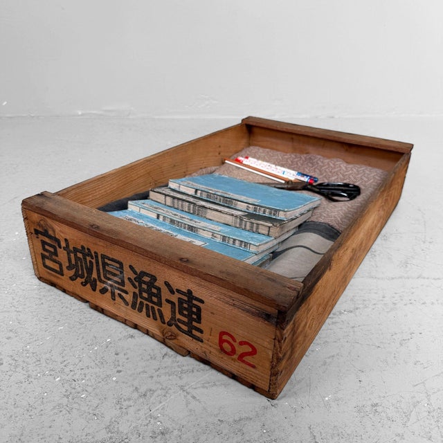 Japanese wooden fisheries crate, dating from circa 1960, Shōwa period, Japan. Dimensions: height 12 cm, width 60 cm, depth...