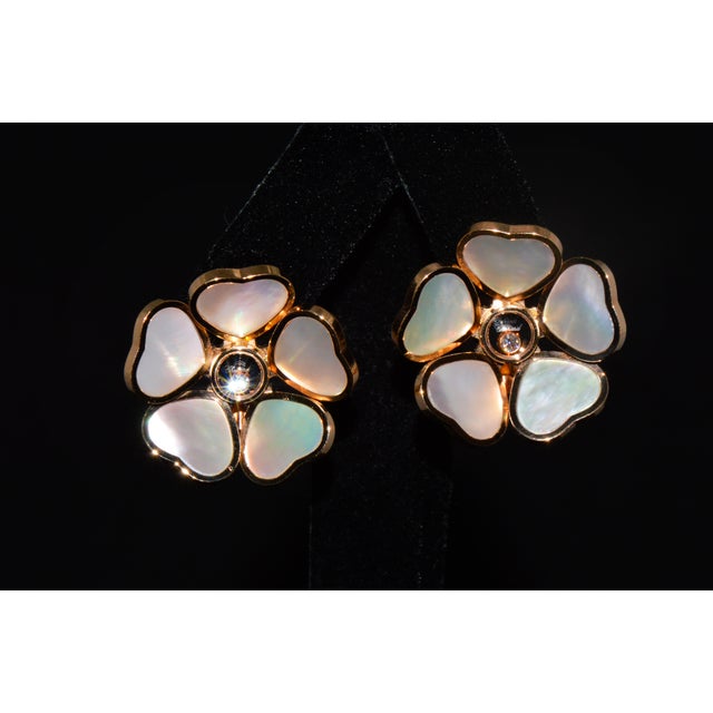 Chopard Late 20th Century Pair of Chopard Happy Hearts Flowers Diamond Mother of Pearl 18k Rose Gold Earrings For Sale - Image 4 of 15