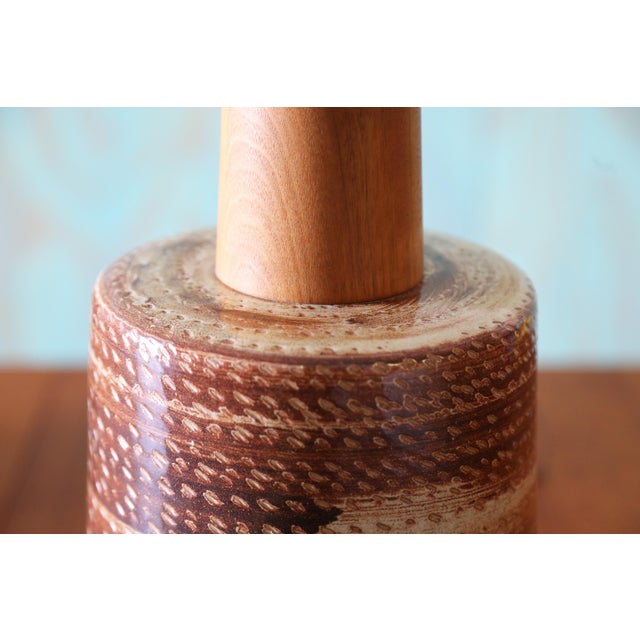 Wood 1960s Gordon and Jane Martz 170 Lamp Pair for Marshall Studios Maroon Sgraffito Thick Neck - a Pair For Sale - Image 7 of 12