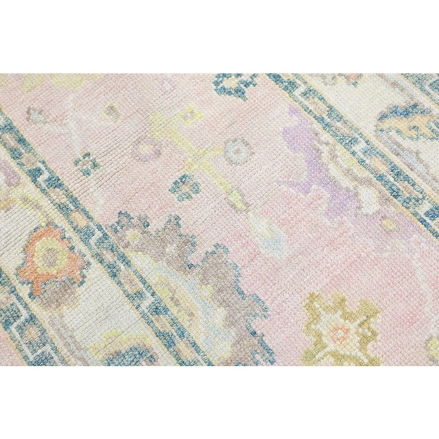 This modern Turkish Oushak rug is a stunning piece of art that has been handwoven using traditional techniques by skilled...