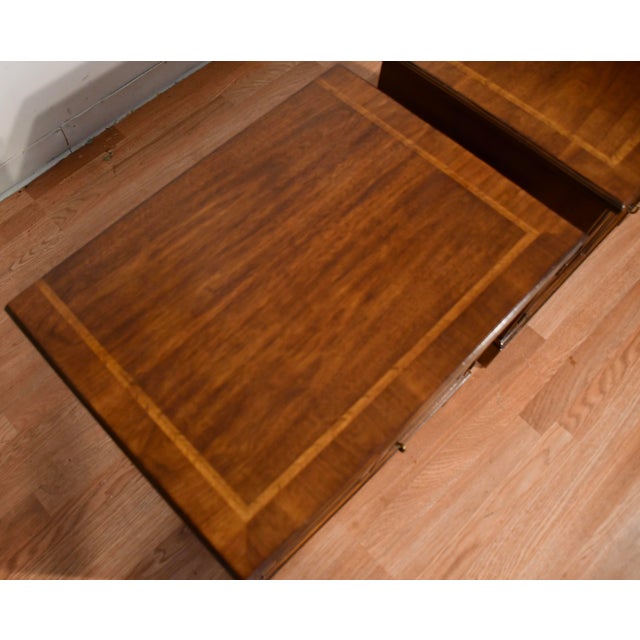 English Henredon 18th Century Portfolio Mahogany Banded Satinwood Pair of Nightstands / Bedside Tables, 2 Pieces For Sale - Image 3 of 18