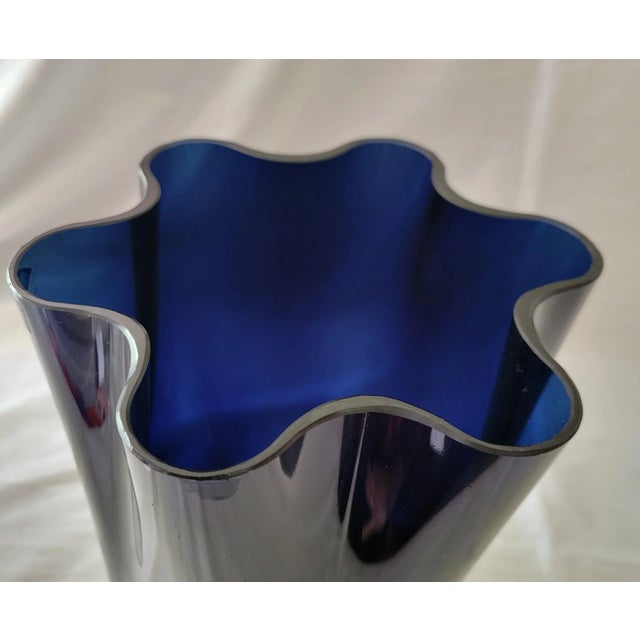 1980s 1980s Scandinavian Modern Nuutajarvi Notsjo Deep Blue Cobalt Wave Vase For Sale - Image 5 of 10