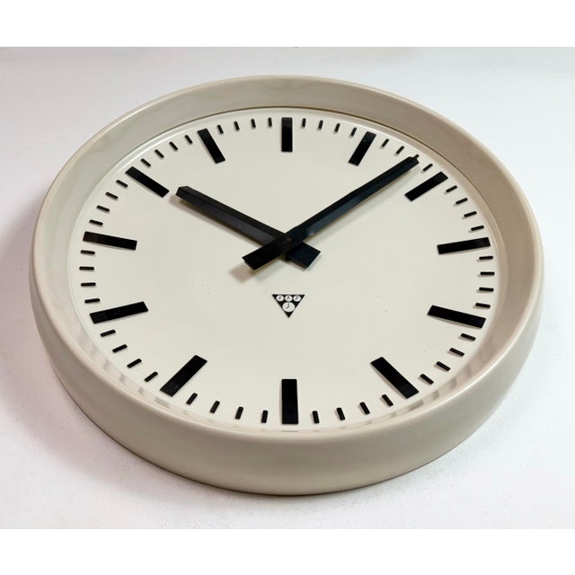 Large Industrial Bakelite Factory Wall Clock from Pragotron, 1960s For Sale - Image 6 of 18