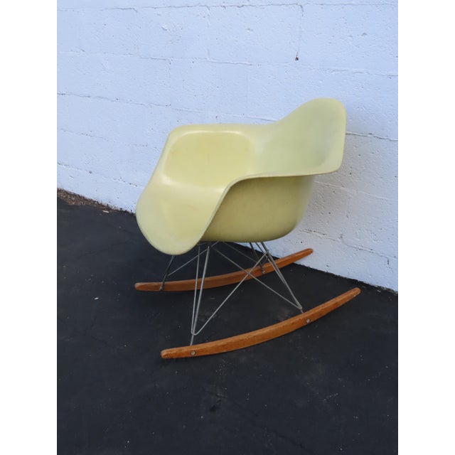 Mid-Century Modern Herman Miller Eames Fiberglass Shell Rocking Chair 1960s Parchment Color 6641 For Sale - Image 3 of 18