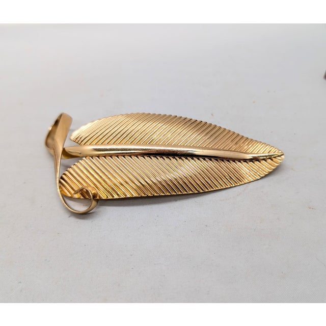 1950s Vintage 1950s Signed Napier Goldtone Ribbed Leaf Curled Stem Brooch For Sale - Image 5 of 6