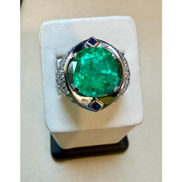 Emerald 9 Ct Cushion Colombian Emerald & Diamond 2.5 Ct Ring Platinum Ring, Estate For Sale - Image 8 of 8