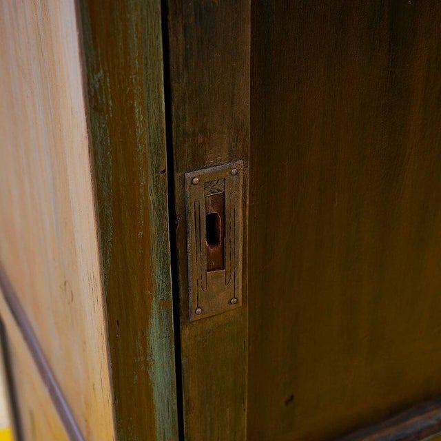 This charming wooden wardrobe exudes a distinctive rustic character, ideal for lovers of vintage furnishings. Its sturdy...