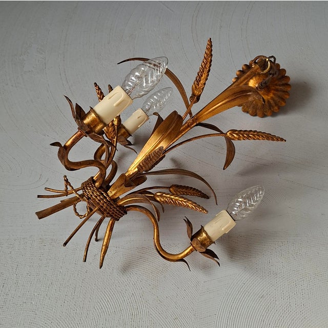 French wheat sheaf pendant lamp in Hollywood Regency / Coco Chanel style. 3 light fittings. European Plug (up to 250V).The...