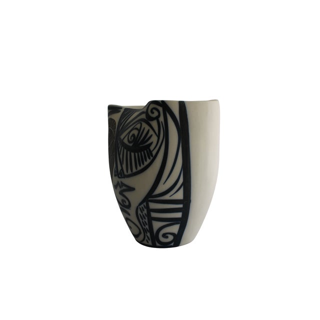 Abstract Painted Pottery Vase in the style of Pablo Picasso from Otero Regal, Viveiro, Galicia, Spain, 1980 For Sale - Image 4 of 9