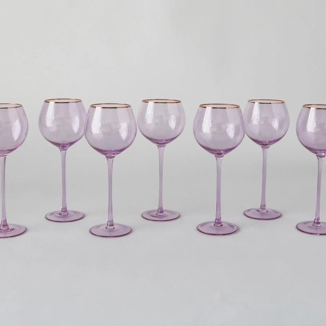 Set of 4 white wine goblets. They have a bulbous mouth, hold 16 oz, and are perfect to use for your white wine.
