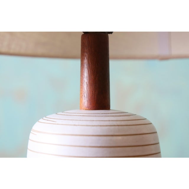Mid-Century Modern 1960s Gordon and Jane Martz M56 Lamp for Marshall Studios White Tan Black Decorations 20" For Sale - Image 3 of 9